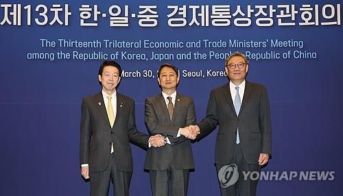 손 맞잡은 한·일·중 경제통상장관