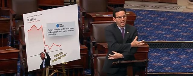 한중일 3국 장관 악수 장면 재연하는 샤츠 의원