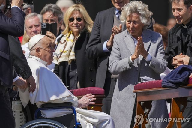 교황 반기는 신도들