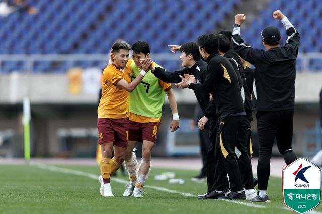 동료들의 축하를 받는 광주의 헤이스(맨 왼쪽)