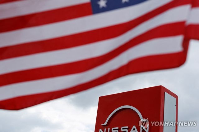 성조기와 닛산자동차 로고