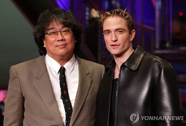 지난달 '미키 17' 시사회 참석한 봉준호 감독과 배우 로버트 패틴슨