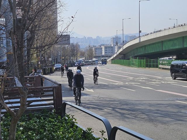 한남동 공관촌 인근 도로에서 사이클링하는 시민들