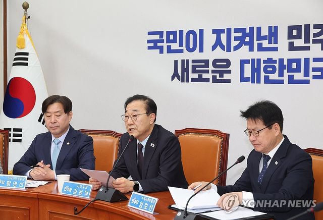 기자간담회 하는 김윤덕 사무총장