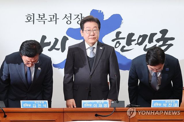 인사하는 이재명 대표