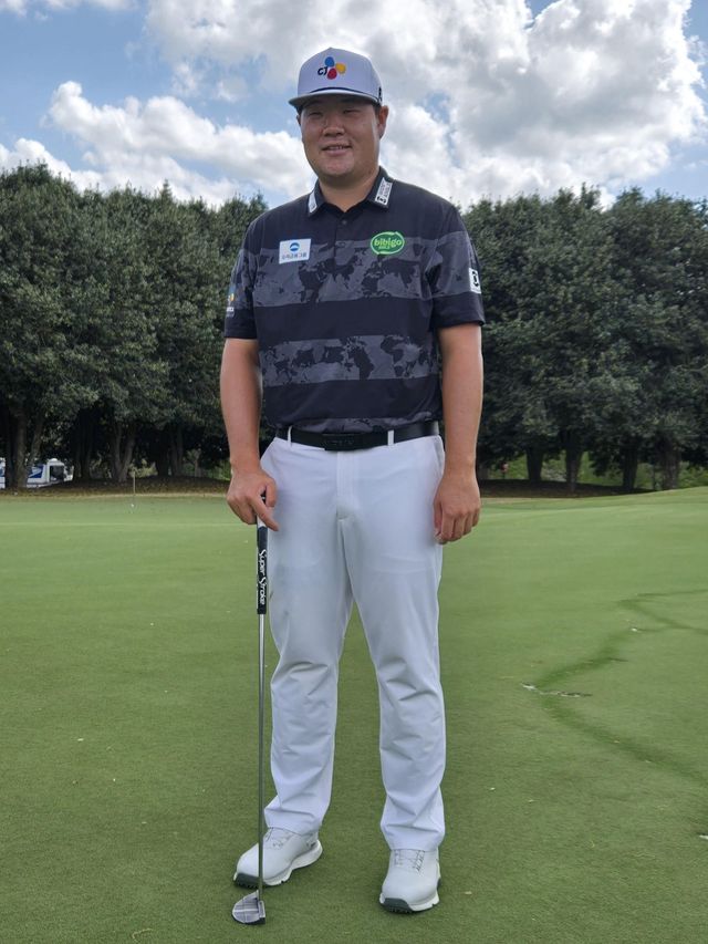 퍼터 들고 포즈 취한 임성재