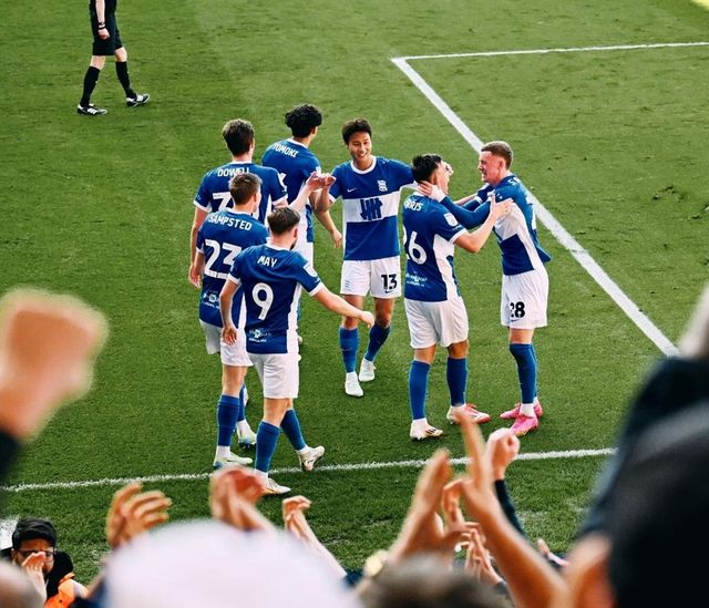 동료의 득점을 기뻐하는 백승호