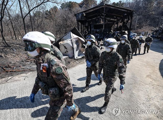 산불 피해 복구 지원 나서는 군장병