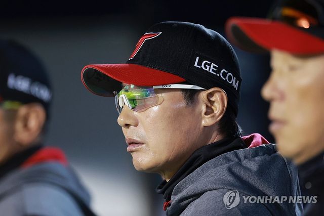 경기 지켜보는 염경엽 감독