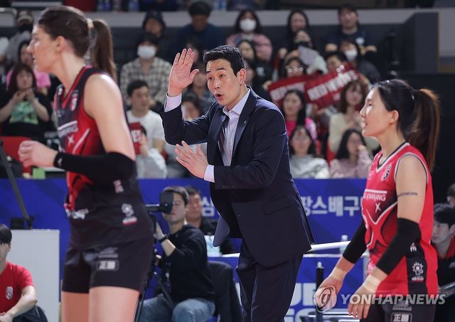 작전 지시하는 고희진 감독