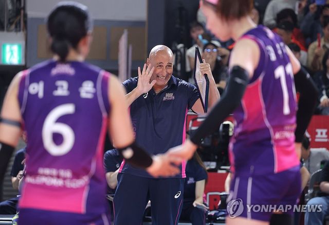 작전 지시하는 아본단자 감독