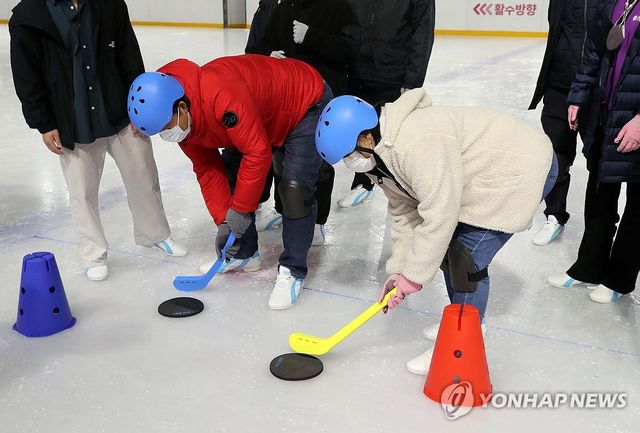 동계스포츠 체험하는 장애인들