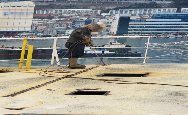 불법으로 선박 해체 작업하는 관계자들