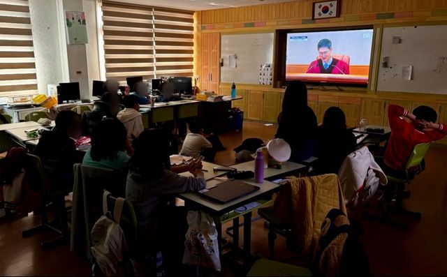 탄핵 심판 함께 시청하는 학생들