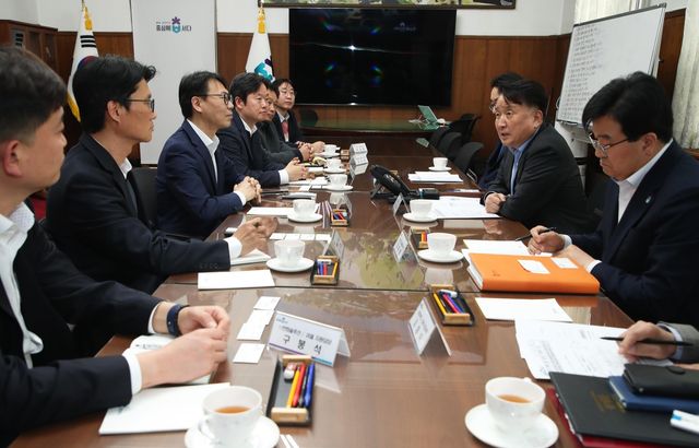 한화 그룹 임원진 만나는 김영환 지사