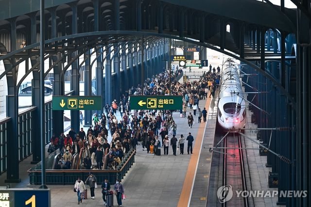 하얼빈 기차역 여행객들