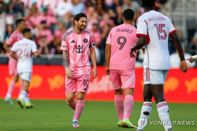 팀 동료 루이스 수아레스와 이야기를 나누는 리오넬 메시