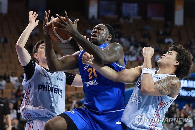 리바운드 잡아내는 코피 코번