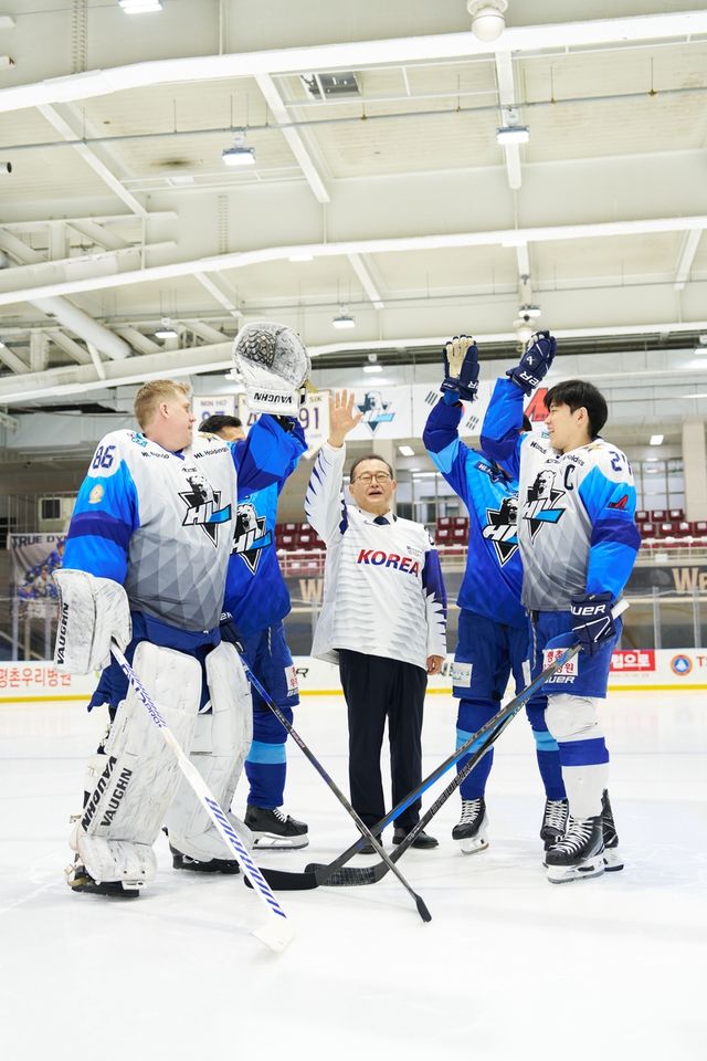 선수들과 함께 파이팅을 외치는 정몽원 회장