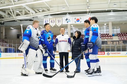 안양 아이스아레나에서 HL 안양 선수들과 함께 한 정몽원 회장과 부인 홍인화 씨