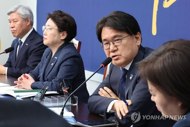 답변하는 황운하 원내대표