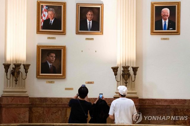 트럼프 초상화 빈자리