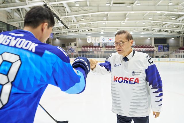 김상욱과 하이파이브 하는 정몽원 회장