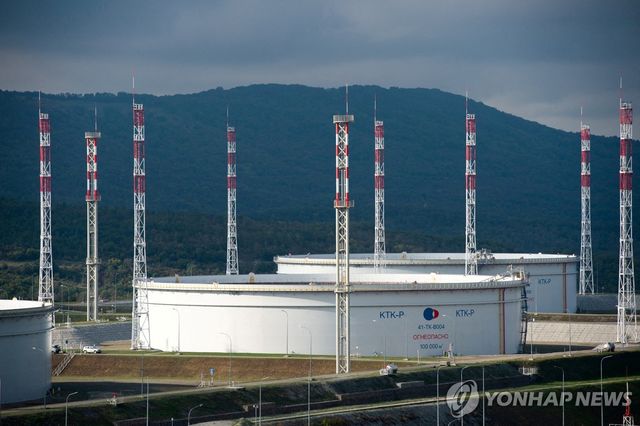 러시아 흑해항구 노보로시스크 인근에 있는 석유 저장 탱크