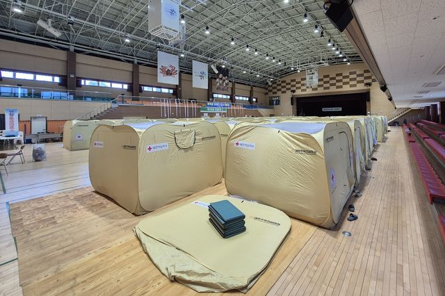 영덕국민체육센터에 마련된 산불 이재민 대피소