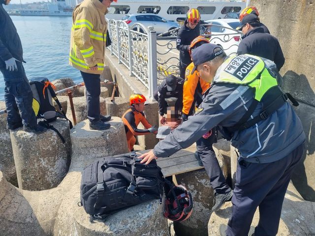 낚시객 구조하는 해경