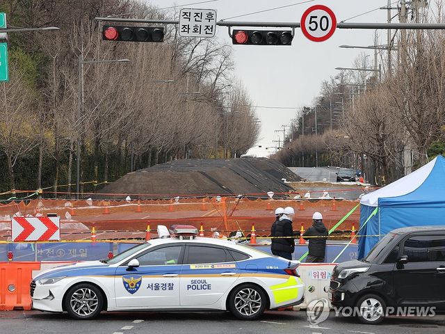 펜스 설치된 싱크홀 사고현장