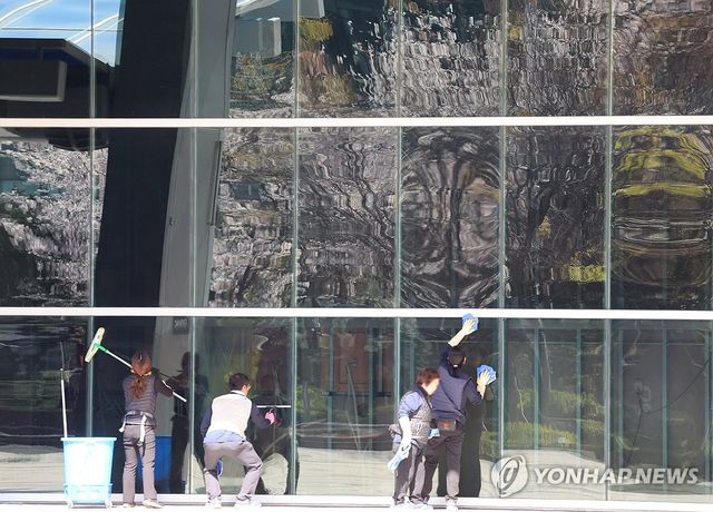 봄맞이 유리창 청소