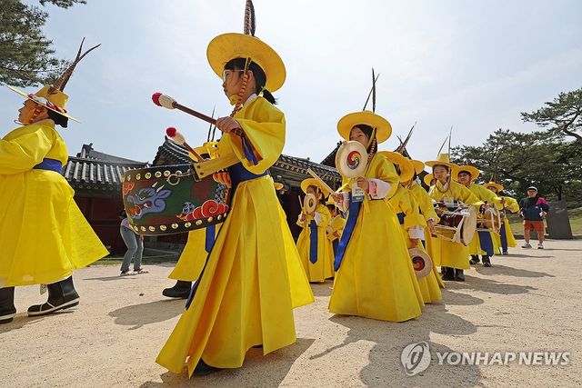취타대 체험하는 어린이들 