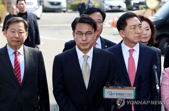 헌재 앞에서 발언하는 윤상현 의원