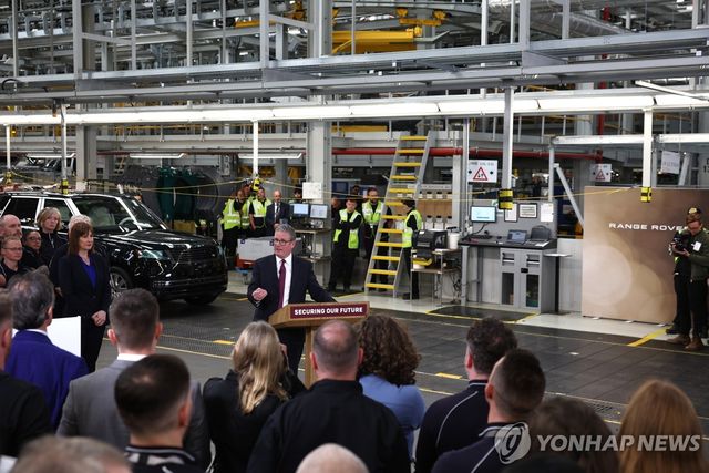 영국 자동차 공장에서 연설하는 스타머 총리