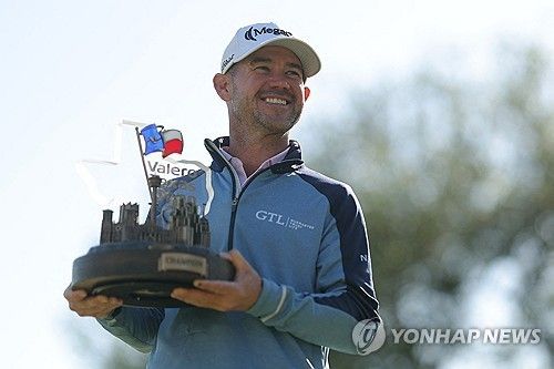 우승 트로피를 든 하먼.