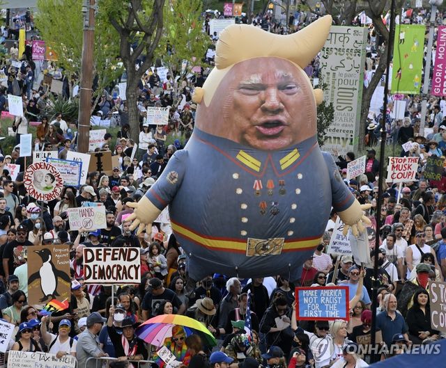 지난 5일 LA서 열린 트럼프 반대 시위