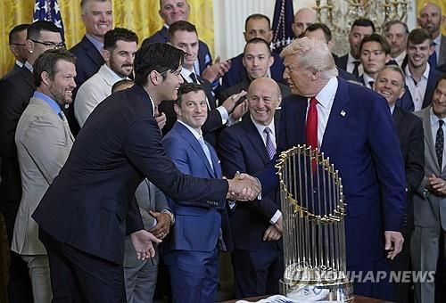 오타니 선수와 악수하는 트럼프 미국 대통령 