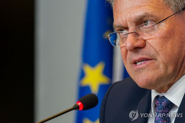 기자회견하는 EU 무역수장 