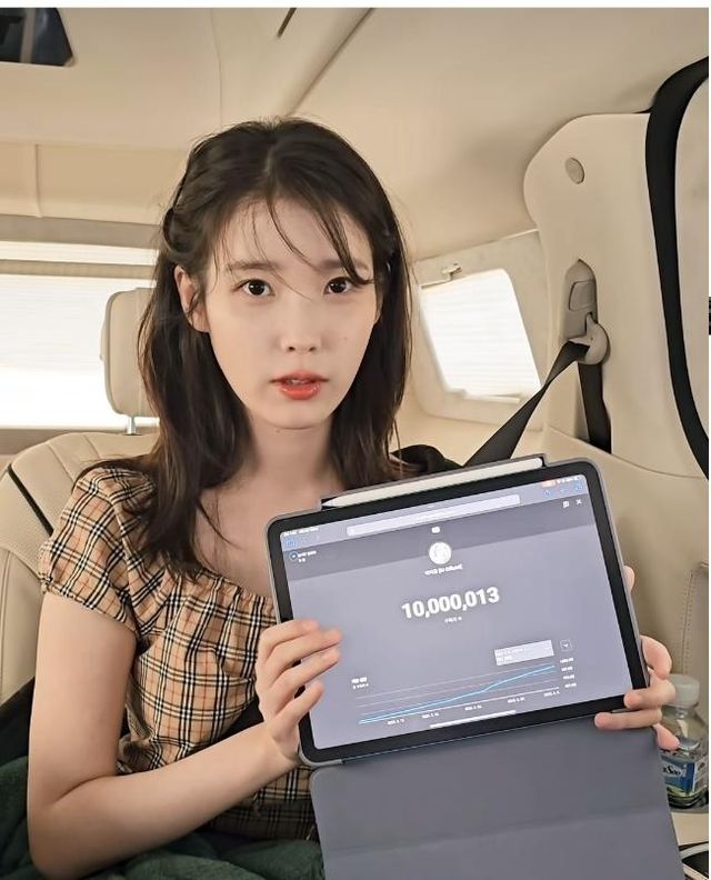 가수 겸 배우 아이유 유튜브 구독자 1천만명 돌파