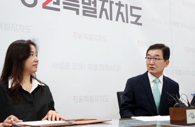 외국인 관광객 유치 관련 기자간담회 하는 정광열 도 경제부지사