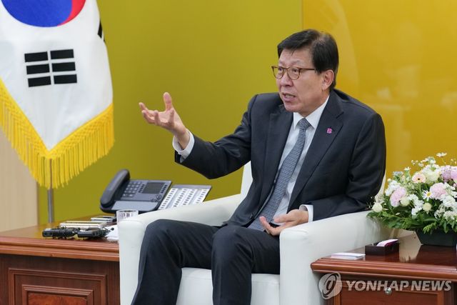 인터뷰하는 박형준 대한민국시도지사협의회 회장