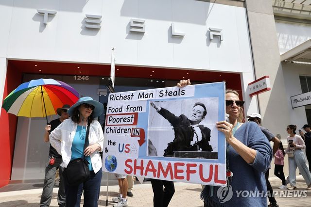 지난 5일(현지시간) 캘리포니아 테슬라 매장 앞에서 머스크 비판하는 피켓 든 시위자