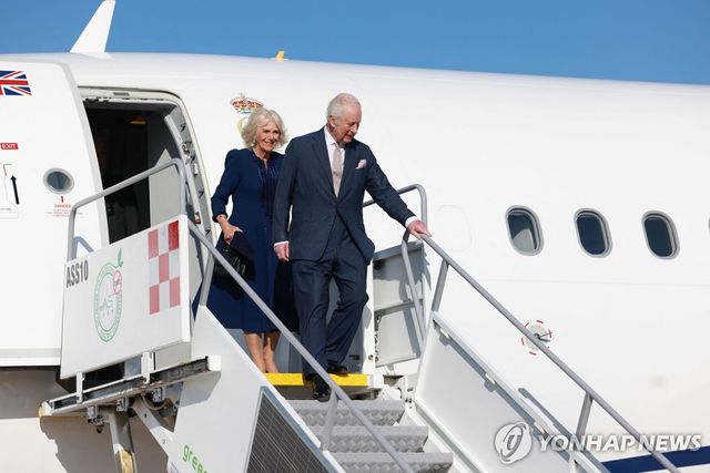 로마 도착한 찰스 3세 부부