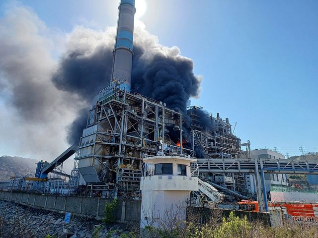 여수 화력발전소에 불…소방 당국, 진화 중