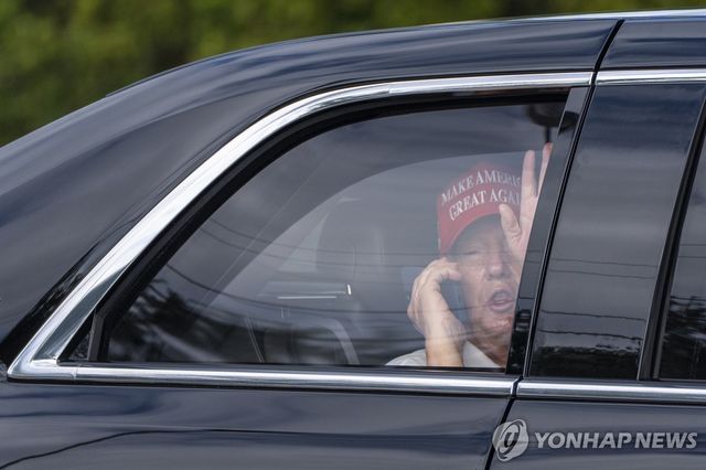 지난 4일 플로리다주 '트럼프 인터내셔널 골프 클럽' 도착하며 손 흔드는 트럼프 미국 대통령 [AP=연합뉴스 자료사진] 