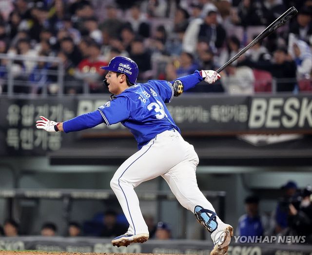 동점 2타점 적시타 치는 김영웅