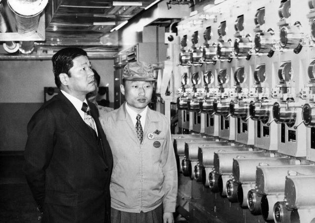 1969년 수원 선경직물 폴리에스터 원사 공장 시찰하는 고 최종건 SK 창업회장