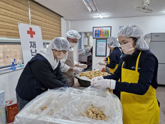 봉사에 참여한 여경래 셰프(왼쪽에서 두 번째)