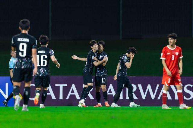 골 세리머니를 펼치는 한국 선수들